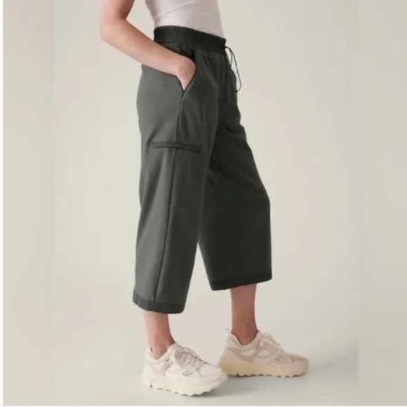 Athleta Triumph Hybrid Wide Crop Pant in Bali Green Sz S - Picture 2 of 16